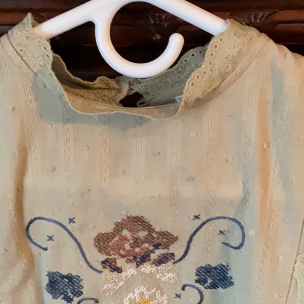 Floral Embroidered Top - olive green 🫒 - Picture 5 of 6
